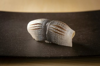 江戸前の見事な仕事ぶりを的確に伝える『コハダの握り』