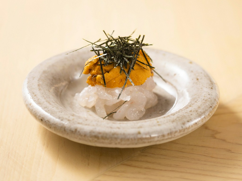 旬の時期だけにしか味わえない、ねっとりと濃厚な旨みが滲む『雲丹と白海老』