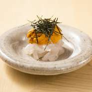 鹿児島・阿久根産の「三郎うに」を富山の白海老と合わせています。食感の取り合わせも見事で、器は唐津で仕入れたお気に入り。季節に応じて多様な魚種を扱います。