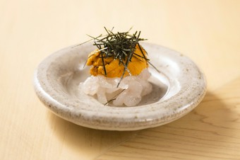 旬の時期だけにしか味わえない、ねっとりと濃厚な旨みが滲む『雲丹と白海老』