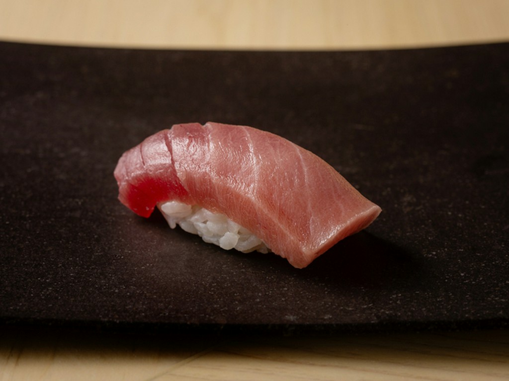 着席すると間もなく供される『中トロの握り』