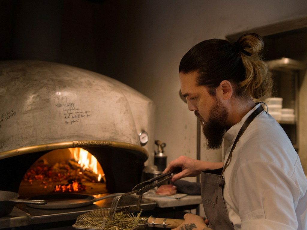 ケルン窯とピザ窯、2種の薪火から生まれる力強い味わい