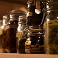 大原の旬の食材や鮮魚などは現地を訪れて厳選したものを使用。店の2階には発酵ルームがあり、シェフ自らが里山で採取した果実や花を漬け込んだ保存食が100種以上も。発酵は料理に奥行きを与える欠かせないものです。