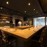 キッチンは1段下がった位置にありシェフの手元まで見ることができます。一斉に食事がスタートすることで、キッチンとゲストすべてが一体となったライブ感が生まれ、新たなる食のエンターテインメントが誕生します。