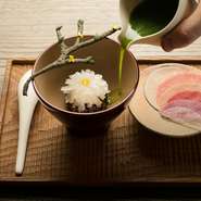 「雑穀米、聖護院かぶらと蕪菜」。柚子の香りをつけてマリネした聖護院かぶらを菊花に見立てて。モルトと麹で作ったクッキーで小枝を。かぶらの葉のすり流しをかけていただきます。様々なかぶらのピクルスも鮮やか。