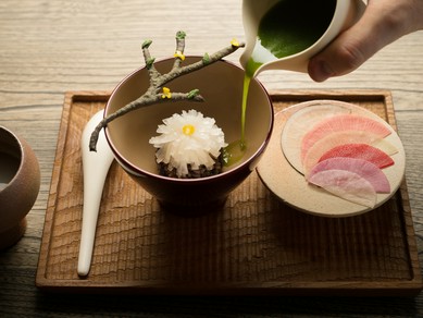 季節ごとに顔を変えるシグニチャーの焼きおにぎり茶漬け