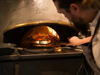 薪火を使った大胆で繊細な料理