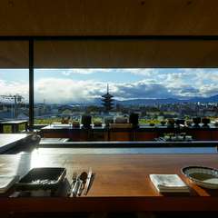 八坂の塔を正面に、瓦屋根を眼下にした「これぞ京都！」な絶景