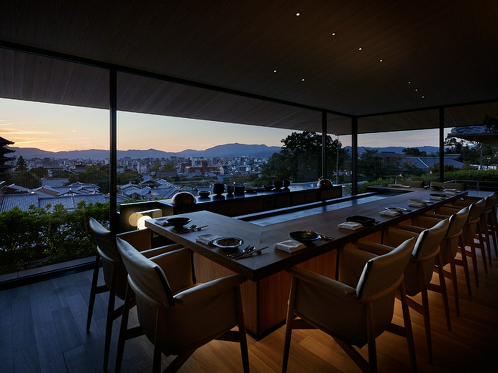 景色や料理を眺めながら、ドラマティックな時間を