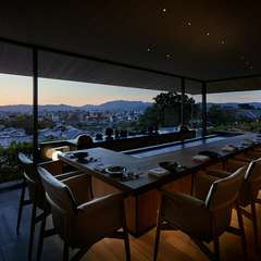 景色や料理を眺めながら、ドラマティックな時間を