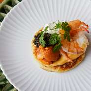 白ネギを混ぜ込んだじゃがいものパンケーキに、天使の海老や、雲丹、キャビアをのせたスターター。2色のソースが添えられ目にも鮮やか。目の前で仕上げられていく料理は、鉄板焼きではなくまさにフレンチ。