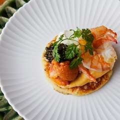 目の前で作られる『パンケーキ 雲丹、天使の海老、キャビア』