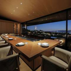 二寧坂や高台寺などを含む京都市街地を一望するカウンター席