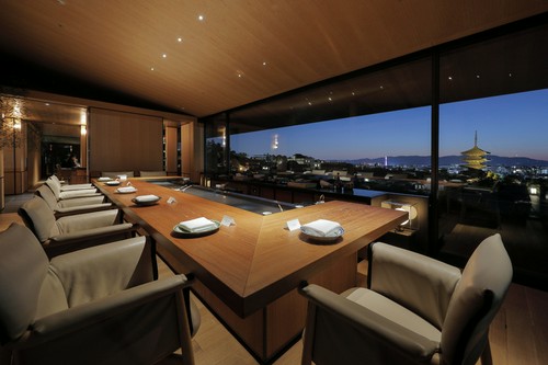 二寧坂や高台寺などを含む京都市街地を一望するカウンター席