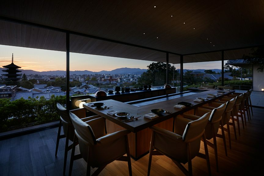 京都市街の眺望を望みながらお食事を堪能することができます。