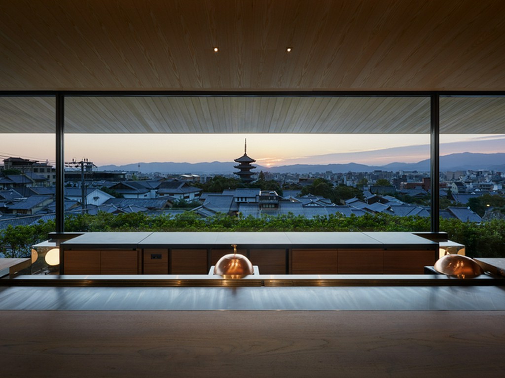 八坂の塔がライトアップされ、幻想的な雰囲気に包まれます。