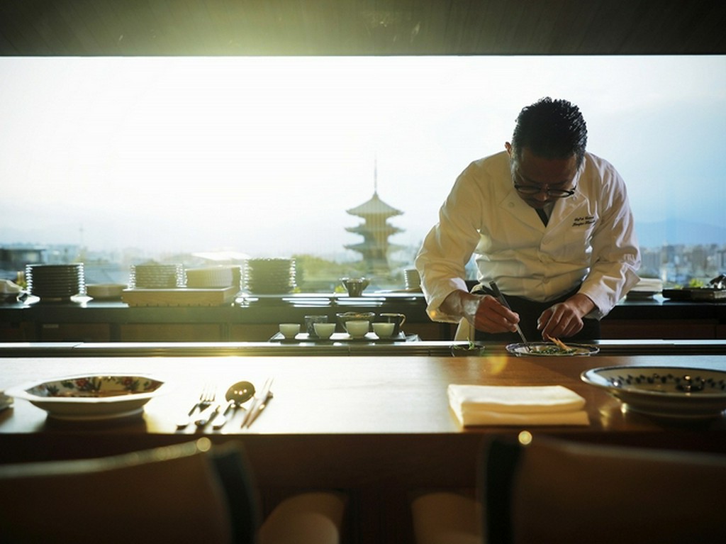 京都市街の眺望を眼下に望みながら、大切な方との特別なディナーをごゆっくりご堪能ください。