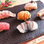 先付、焼物、茶碗蒸し、上握り、巻物、汁物、デザート