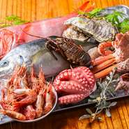 店で一から手づくりする、無添加の燻製料理が味わえるダイニングバー。シェフが直接買い付ける新鮮な魚介類や旬の野菜を使った料理に、ワインがすすみます。四季折々の味わいを、思う存分堪能して。