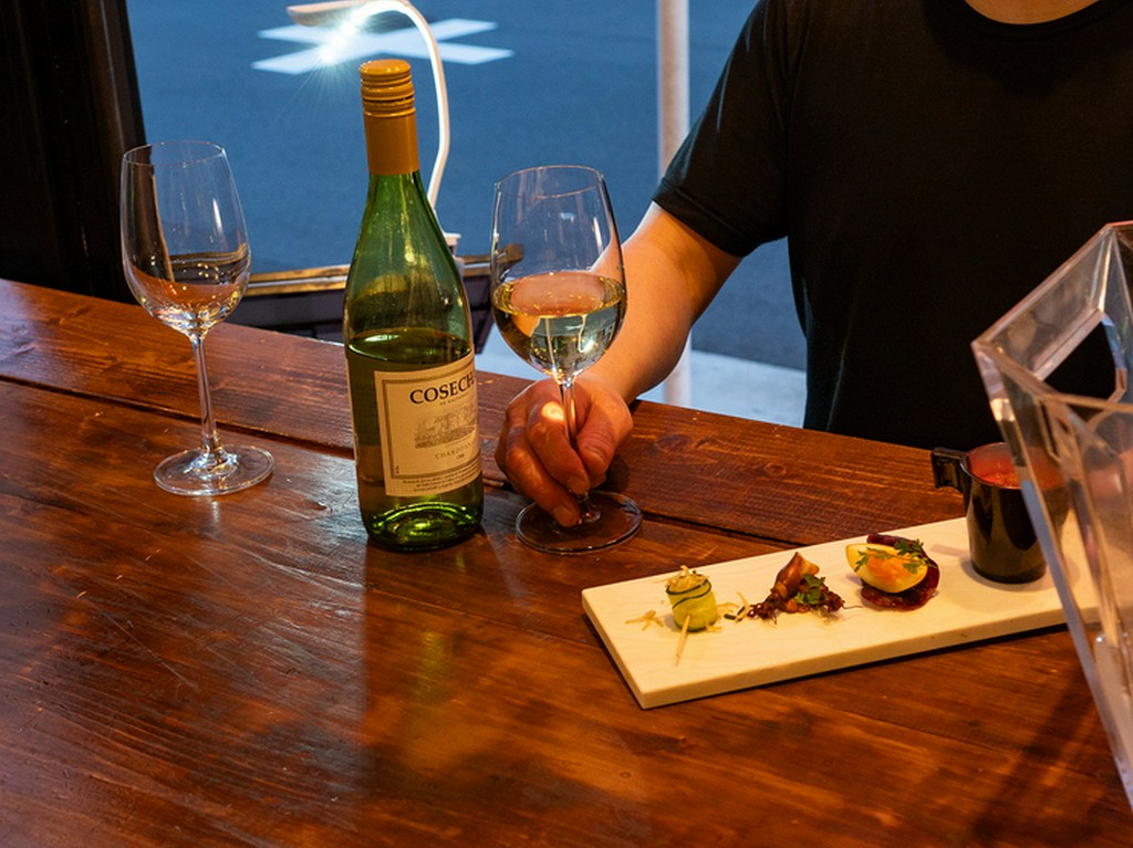 お気に入りのボトルはどれ？燻製料理とワインが奏でるハーモニー