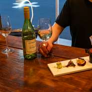 料理に合うボトルワインが豊富に取り揃えられているのも店の自慢。その数なんと70種類以上！気軽に注文できる手頃な価格から、高級感あふれるものまで多種多様。その日の気分でお気に入りを見つけてみて。