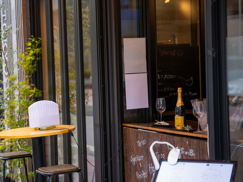 一人でも気軽に！立ち飲みスタイルでゆったりワインを堪能する