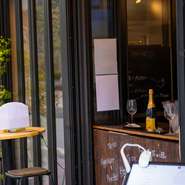 通りに面したカウンターでは、立ち飲みスタイルでお酒やおつまみが楽しめます。もちろん店内で過ごすことも可能。バルメニューも充実しているため、ゆっくり一人の時間を満喫できます。