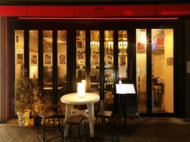 街ゆく人の目を惹く、ずらりと並んだボトルワイン