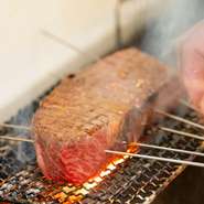 A4ランク以上の黒毛和牛をメインにするコース。和牛を燻製チップ入りの炭火でじっくりとグリルした後、赤ワインソースとコニャックで香りづけしています。赤身と脂身の絶妙なバランスに注目して。（写真は4人前）