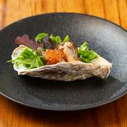 茹でた後に燻製したカキを、オイル漬けにしたオススメの一品。イクラのプチプチ感との相性も抜群。