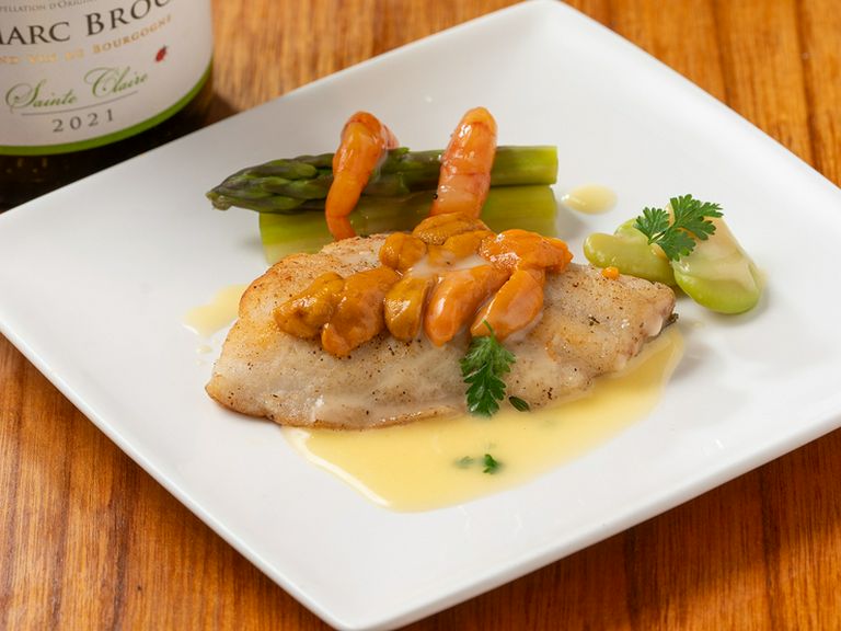 変わりゆく季節を感じるシェフ渾身の一皿『旬の魚介類のお料理』