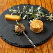 ゴーダチーズ、いぶりがっこクリームチーズ、カマンベールチーズの3種を燻製にした盛り合わせ