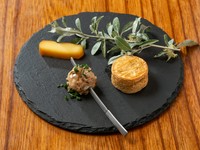 ゴーダチーズ、いぶりがっこクリームチーズ、カマンベールチーズの3種を燻製にした盛り合わせ