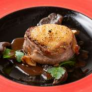 シェフが「本当においしい」と惚れ込んでいる「岩中豚」。徹底した飼育方法と検査により、特定の病原体を持っていない「SPF豚」として認定されています。料理に深みを与えている、豚肉の旨みに注目してみて。