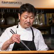 「どの料理も食材を厳選し、こだわってつくっている」と語るシェフ。しかし肩ひじ張らず、構えずに、カジュアルに過ごしてもらいたいとも考えているそう。店で過ごす時間は、かけがえのない思い出となるでしょう。