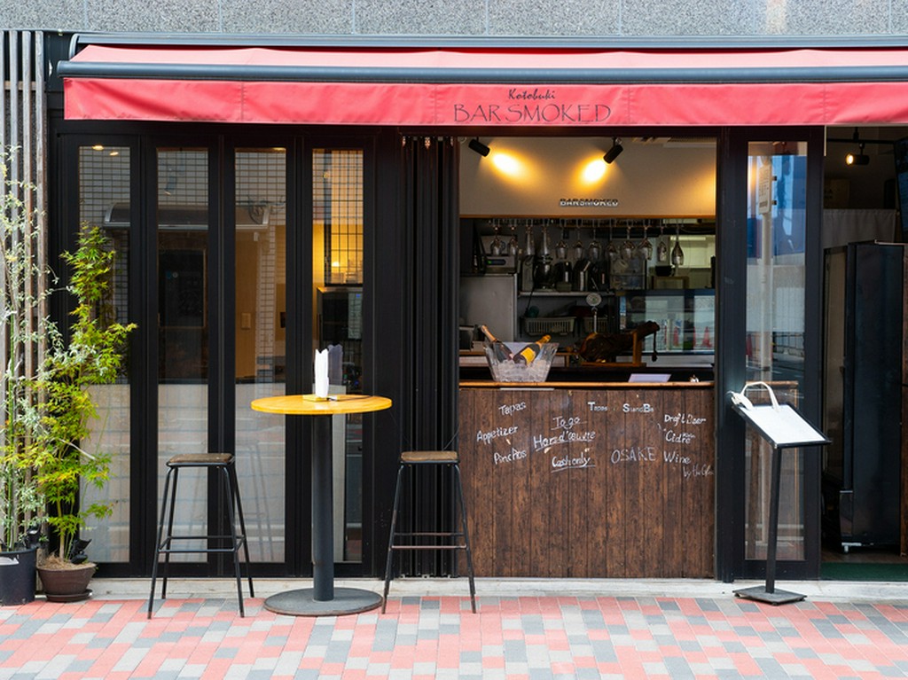 燻製ならではの香りと、種類豊富なワインが魅せる贅沢時間