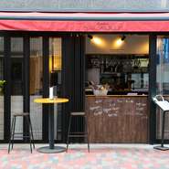 店はしっとりと落ち着いた雰囲気で、オシャレな内装が特徴です。香りまでおいしい燻製とグリル料理で、きっとワインが進むはず。一人でも、デートでも、友人とでも訪れたくなる、とっておきの店です。