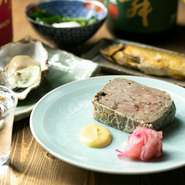 写真は生牡蠣、鴨パテ、鮎コンフィ、つるむらさきお月見おひたし。優しいお味の和風前菜から洋風前菜まで多数取り揃え。日本酒はもちろん、洋酒も進んでしまう肴たちです。
