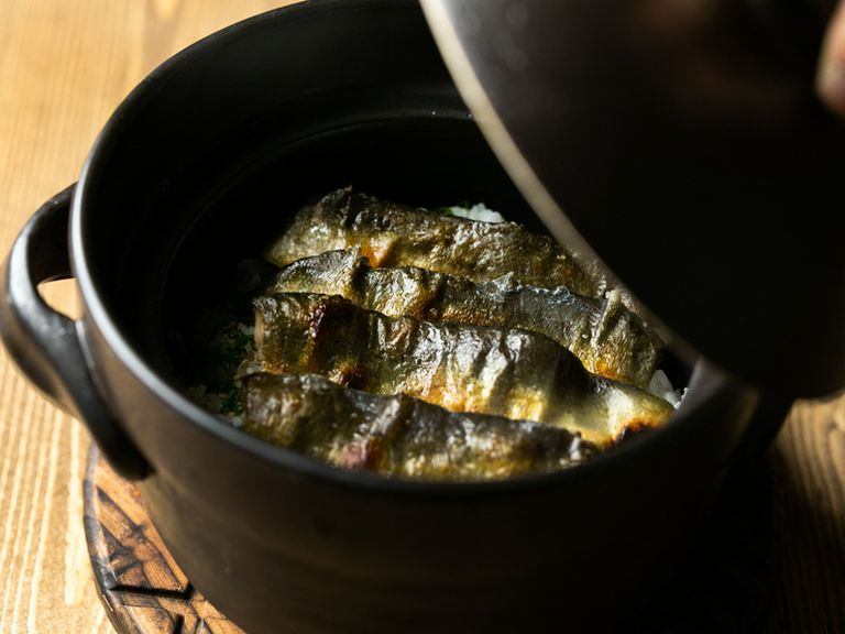 旬の食材の旨みを味わう『季節の土鍋ご飯 (鮎) 』