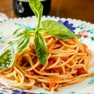 地元の野菜を中心につくりあげた『スパゲッティ　ポモドーロ』は、「ハインツベックカップ」で入賞した逸品。「トマトを使ったスパゲッティには自信があります」と料理人が語る、オススメのメニューです。