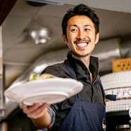 「初めて来店された方にもお店を気に入っていただけるよう、きめ細やかなサービスでもてなしています」と話す江口氏。居心地の良い雰囲気とこだわりの料理やドリンクに、何度でも訪れたくなる一軒です。