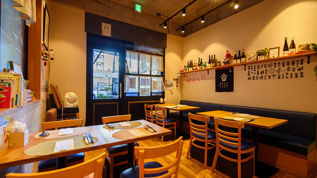 木を基調とした温かみのある雰囲気の店内