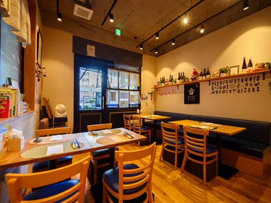 木を基調とした温かみのある雰囲気の店内