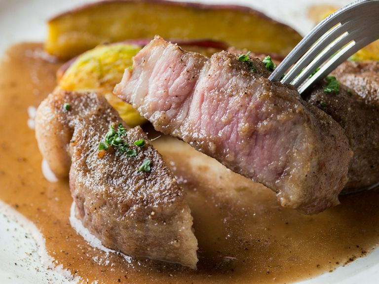 秋田県鹿角特産「輝々(きらきら)ポーク」を使ったメイン料理