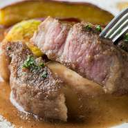 上品で繊細な肉質の銘柄豚「輝々ポーク」は、シェフのスペシャリテにして一番人気の『ジンジャーソテー』でご提供中。テイクアウトのお弁当やコースのお肉料理でお召し上がり頂けます。