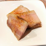 秋田県横手市の銘柄豚、十豚（じゅっとん）のバラ肉を使用した自家製ベーコン