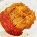 オープン以来のエース食材きらきらポーク！
約150グラム
衣カリッと香ばしく中しっとり、トマトソースで

