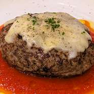 「テリヤキソース」又は「とろけるチーズのせトマトソース」で選べます。+100円で目玉焼きをトッピングできます♪