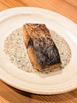 「テリヤキソース」又は「とろけるチーズのせトマトソース」で選べます。+100円で目玉焼きをトッピングできます♪
