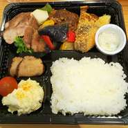 きらきらポークと牛ステーキをメインにお惣菜がたっぷり乗った人気商品。お米は故郷秋田県三種町産あきたこまちを使用。